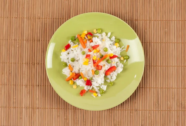 Рис с овощами на тарелке — стоковое фото
