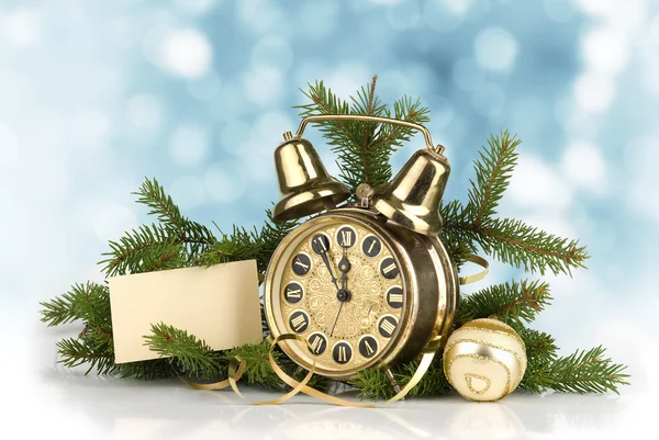 Concepto de Navidad. Antiguo reloj de oro y abeto — Foto de Stock