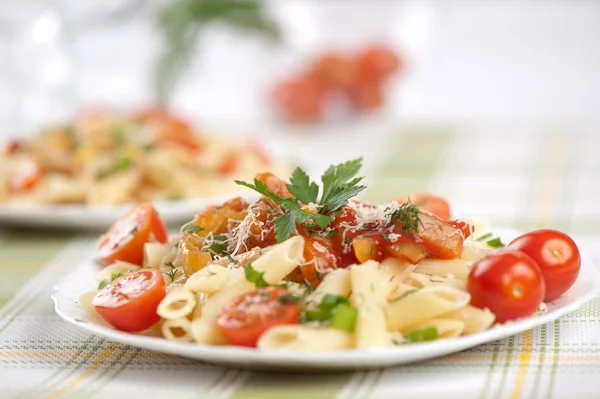 Italiensk pasta med saus og parmesanost – stockfoto