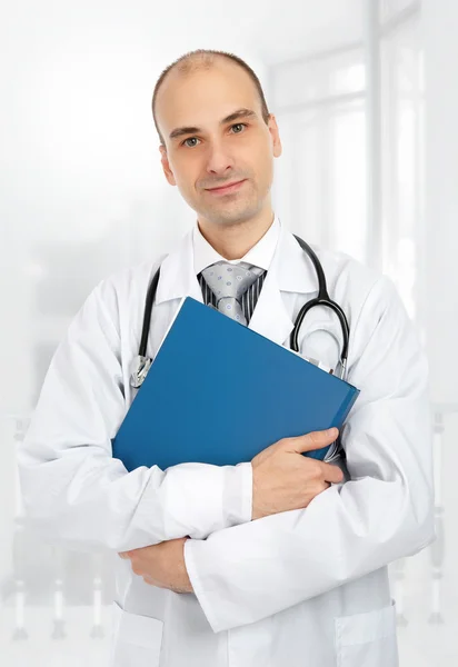 Medico con cartella blu — Foto Stock