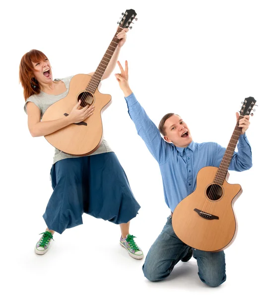 Молодая пара играет на гитаре — стоковое фото