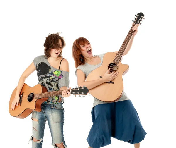Twee mooie jonge meisjes spelen gitaar — Stockfoto