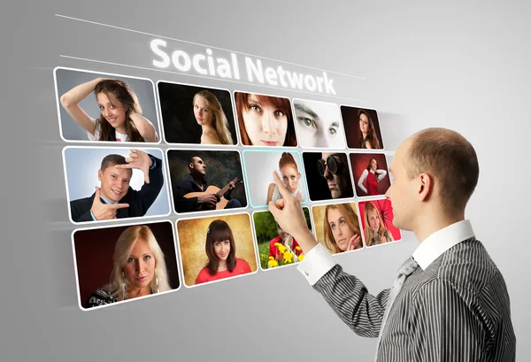 Uomo d'affari premendo i pulsanti sociali su uno sfondo virtuale — Foto Stock