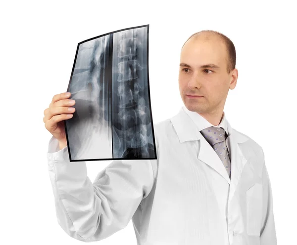 Молодой привлекательный врач изучает рентгеновское изображение — стоковое фото