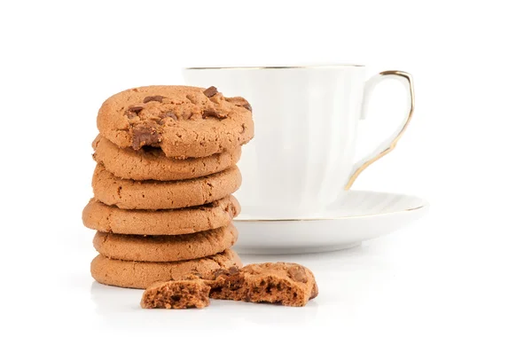 Печиво з шоколадними чіпсами та чашка чаю — стокове фото
