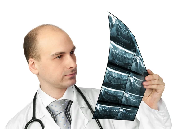 Médico verificando os resultados do raio-x — Fotografia de Stock