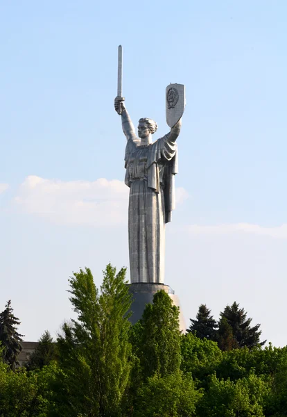 キエフでは、彫刻「母祖国」の記念碑的な彫像 — ストック写真