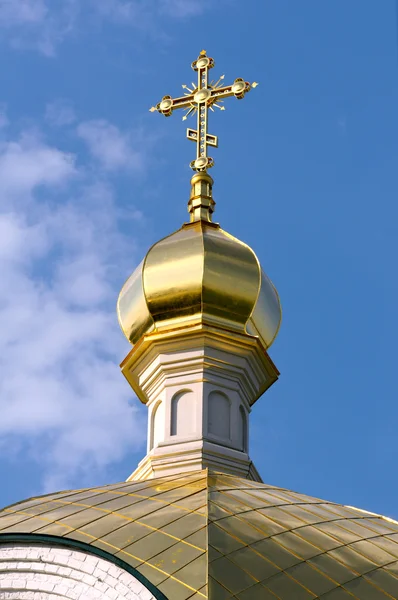 Primo piano del Crocifisso d'oro e Cupola della chiesa ortodossa e bl — Foto Stock