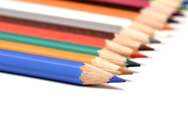 白い背景に隔離された色鉛筆を閉じる — ストック写真
