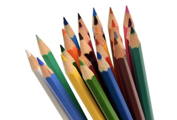 Beyaz arkaplanda izole edilmiş renkli kalemler yakın plan — Stok fotoğraf