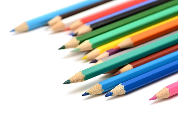 Crayons de couleur isolés sur fond blanc gros plan — Photo
