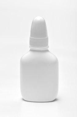 Beyaz plastik şişe izole edilmiş.