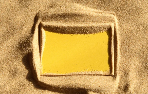 Порожня нотатка у піску — стокове фото