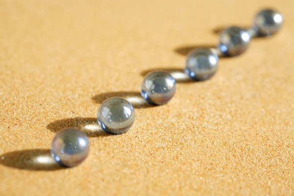 Boules de verre sur sable — Photo