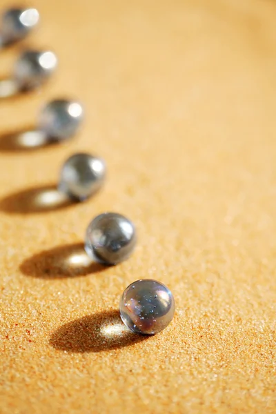 Bolas de vidro na areia — Fotografia de Stock