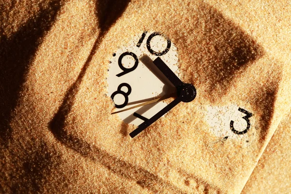 Uhr im Sand — Stockfoto