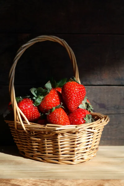 Kurv med jordbær - Stock-foto
