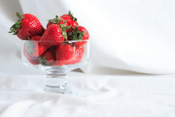 꽃병에 딸기 — 스톡 사진