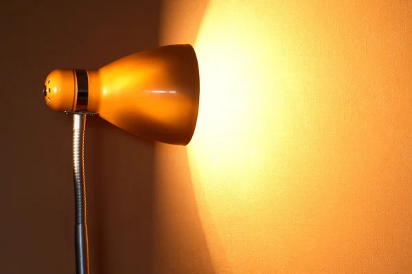 Lamp in de buurt van muur — Stockfoto