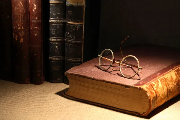 Eski kitaplar ve gözlük — Stok fotoğraf