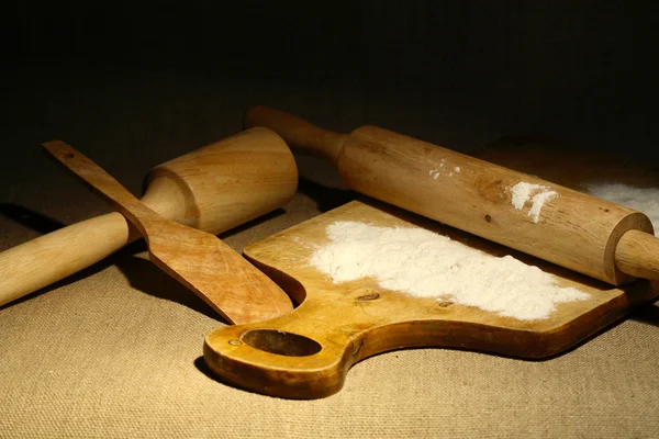 Brödkavel och mjöl — Stockfoto