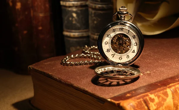 Reloj y libros — Foto de Stock