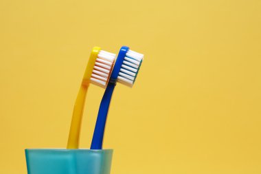 cepillos de dientes en amarillo