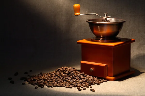 Кофемолка и бобы — стоковое фото