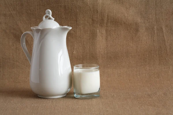 Молоко на холсте — стоковое фото