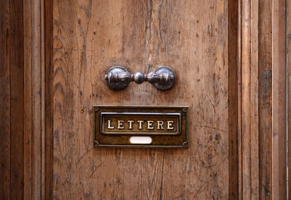 Старая дверь и почтовый ящик — стоковое фото