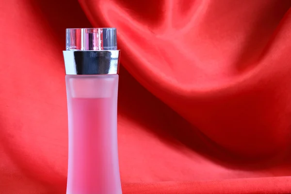 Parfum op rood — Stockfoto