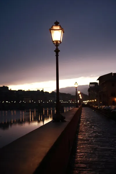 Nehri yakınında sokak lambaları — Stok fotoğraf
