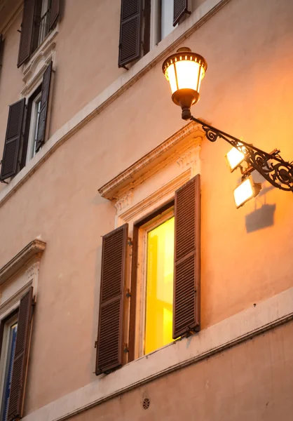 Fenêtre et lanterne — Photo