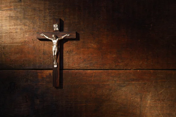 Crucifix sur mur en bois — Photo