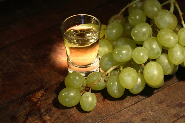 Grappa i winogron — Zdjęcie stockowe