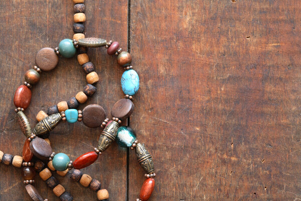 Ювелирные изделия на дереве
