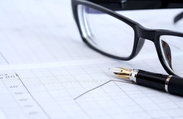 Tükenmez kalem ve gözlük — Stok fotoğraf