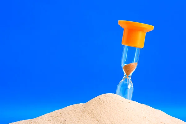 Zandloper in zand — Stockfoto
