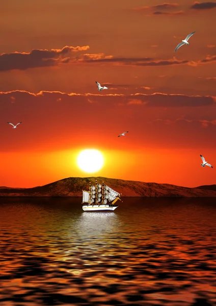 Segelschiff gegen die aufgehende Sonne — Stockfoto