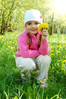 dandelions arasında küçük kız