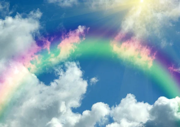 Regnbue i skyer – stockfoto