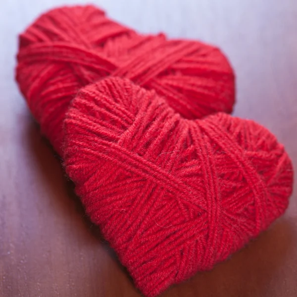 Dos corazones de hilo rojo —  Fotos de Stock