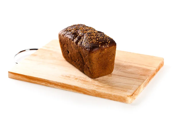 Pão fresco na tábua de madeira — Fotografia de Stock