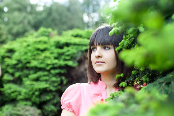 Gyönyörű fiatal nő az erdőben — Stock Fotó