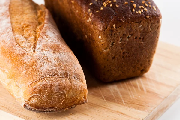 Frisches Brot und Baguette — Stockfoto