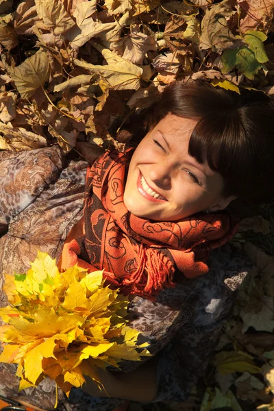 Mulher com folhas de outono — Fotografia de Stock