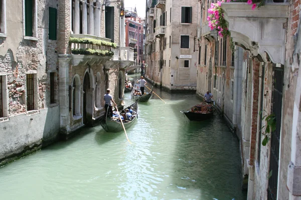Veneza, edifícios antigos ao longo dos canais — Fotografia de Stock