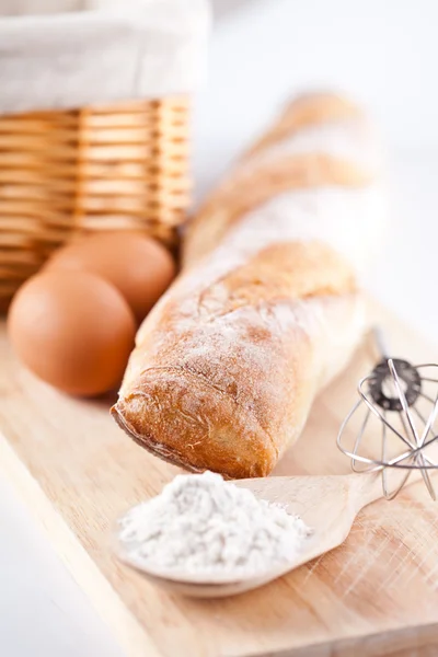 Pane, farina, uova e utensili da cucina — Foto Stock