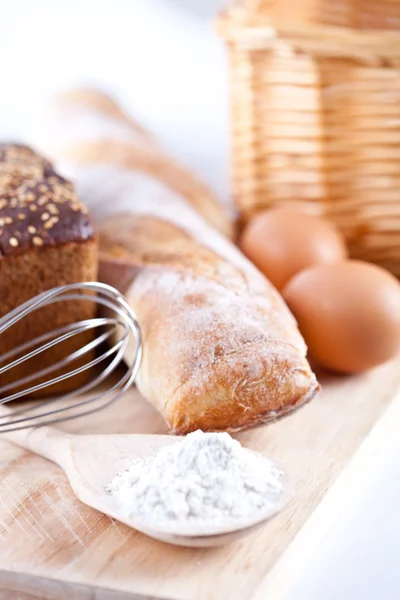 Brood, meel, eieren en keuken gebruiksvoorwerp — Stockfoto