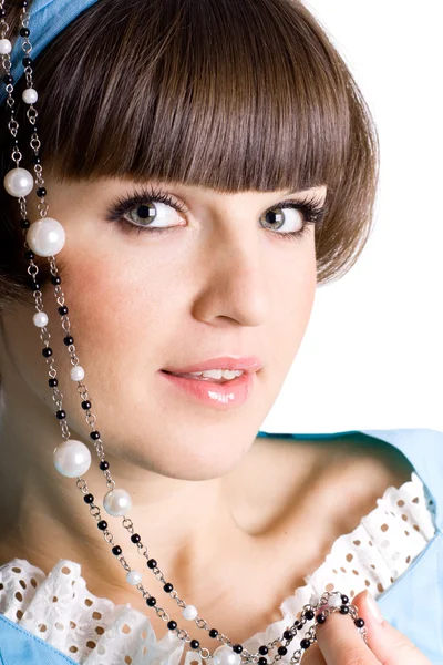 Femme en robe bleue avec perles de perles — Photo